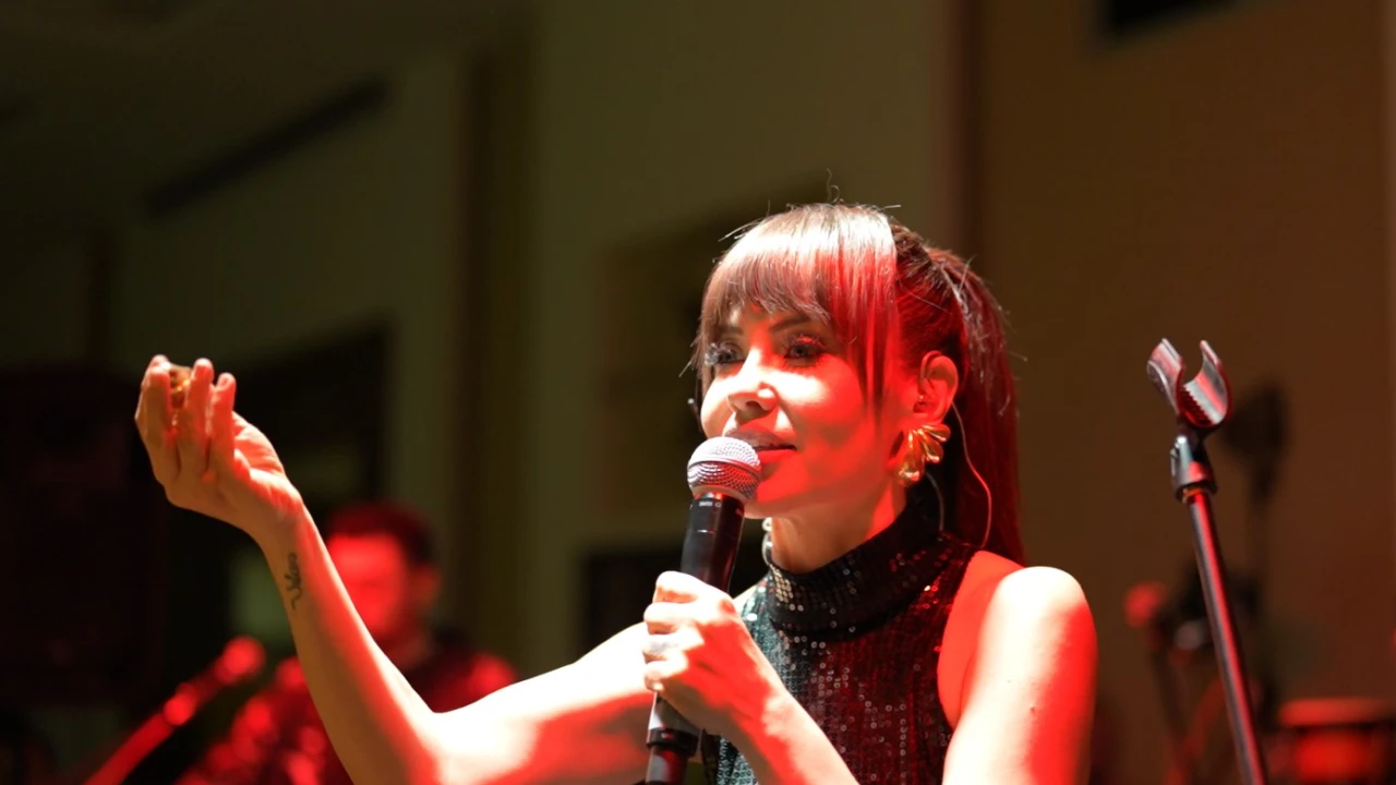 ŞARKICI LARA BAYRAMDA NEŞET ERTAŞ’IN MEMLEKETİNDE 